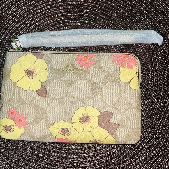 🆕 Corner Zip Wristlet In Signature Canvas With Floral Print - Picture 8 of 11